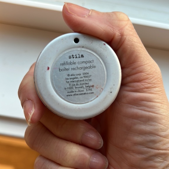 STILA Refillable Eyeshadow container with Kitten Eyeshadow Gently used - Picture 3 of 3